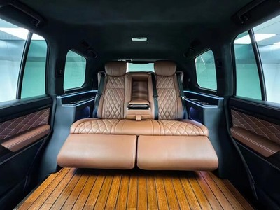 深圳工廠 陸巡/霸道普拉多改裝新潮流，電動(dòng)沙發(fā)床與地板升級(jí)引領(lǐng)個(gè)性化車(chē)飾風(fēng)尚